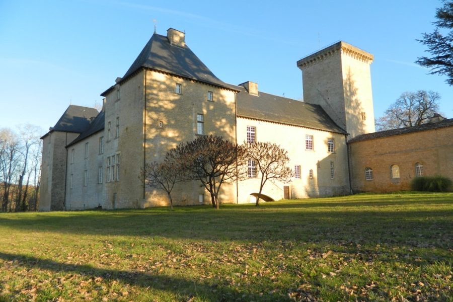 Imposing 14th / 17th century chateau