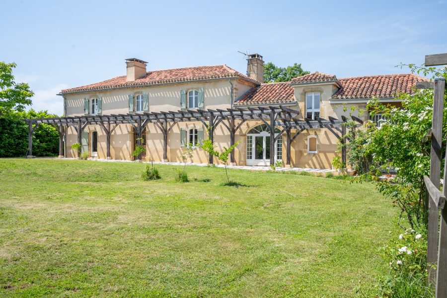 Stone-built Country House with splendid inner Courtyard