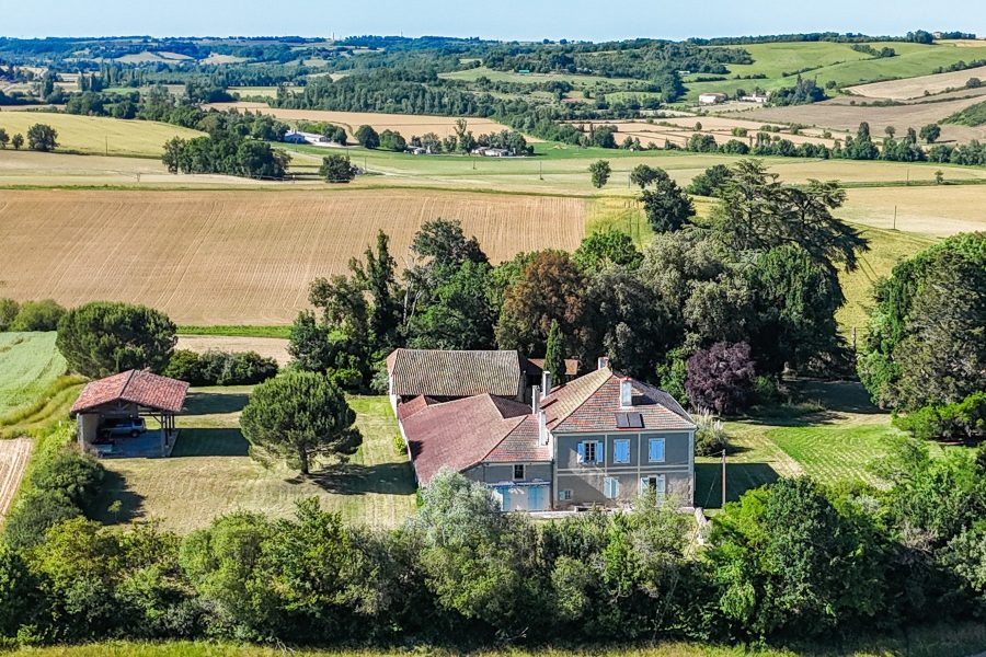 Grand Manoir Dans Un Ecrin De Verdure
