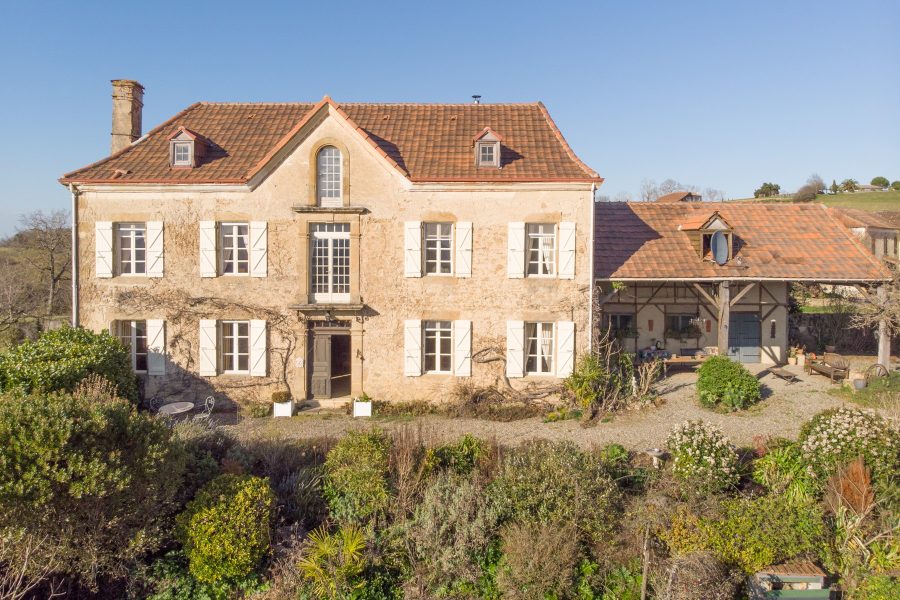 Superb Hamlet Manor With Extraordinary Views