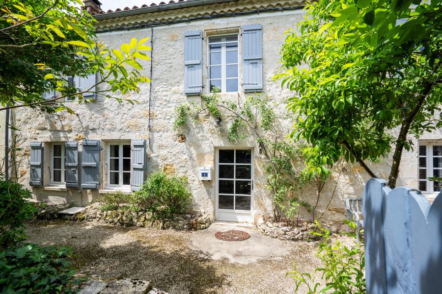 Charming Family Cottage In Larressingle